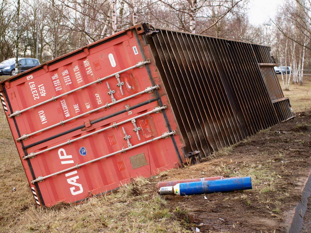 LKW verliert Container Koeln Niehler Ei P085.JPG